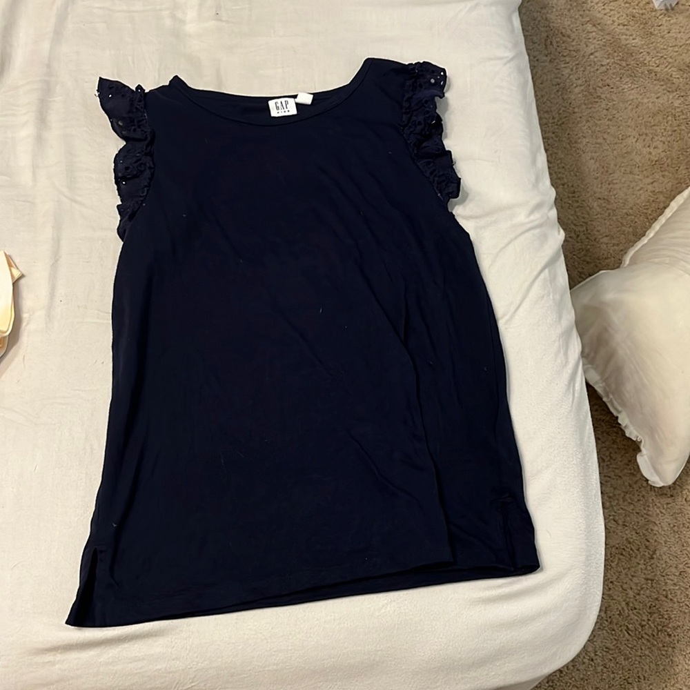 Gap kids cute detail tshirt size L but can fit a woman’s XS or S
